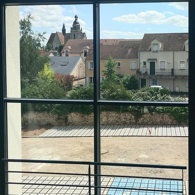 Vue sur la ville depuis l'escalier - en cours