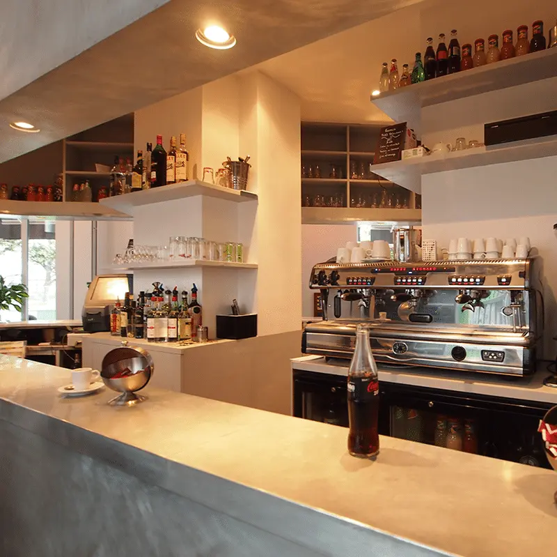 Détail des rangements du bar