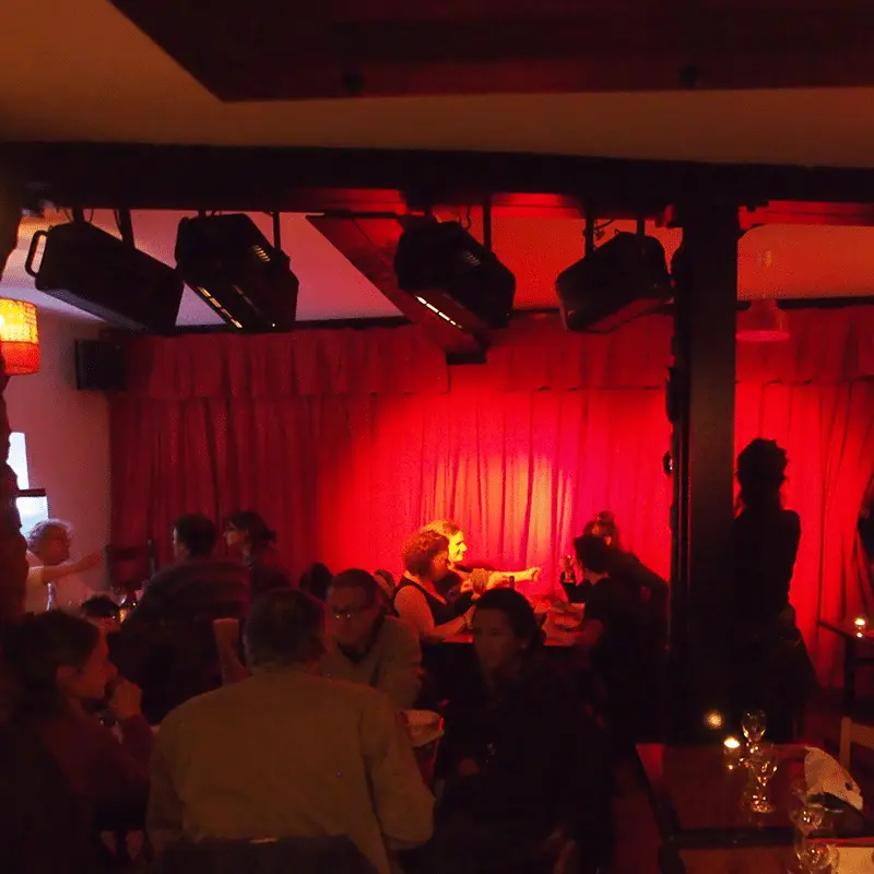 Le cabaret ouvert sur la salle