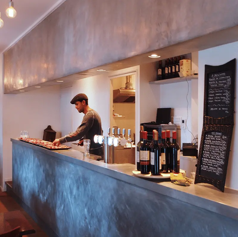 Lien entre le bar et les cuisines