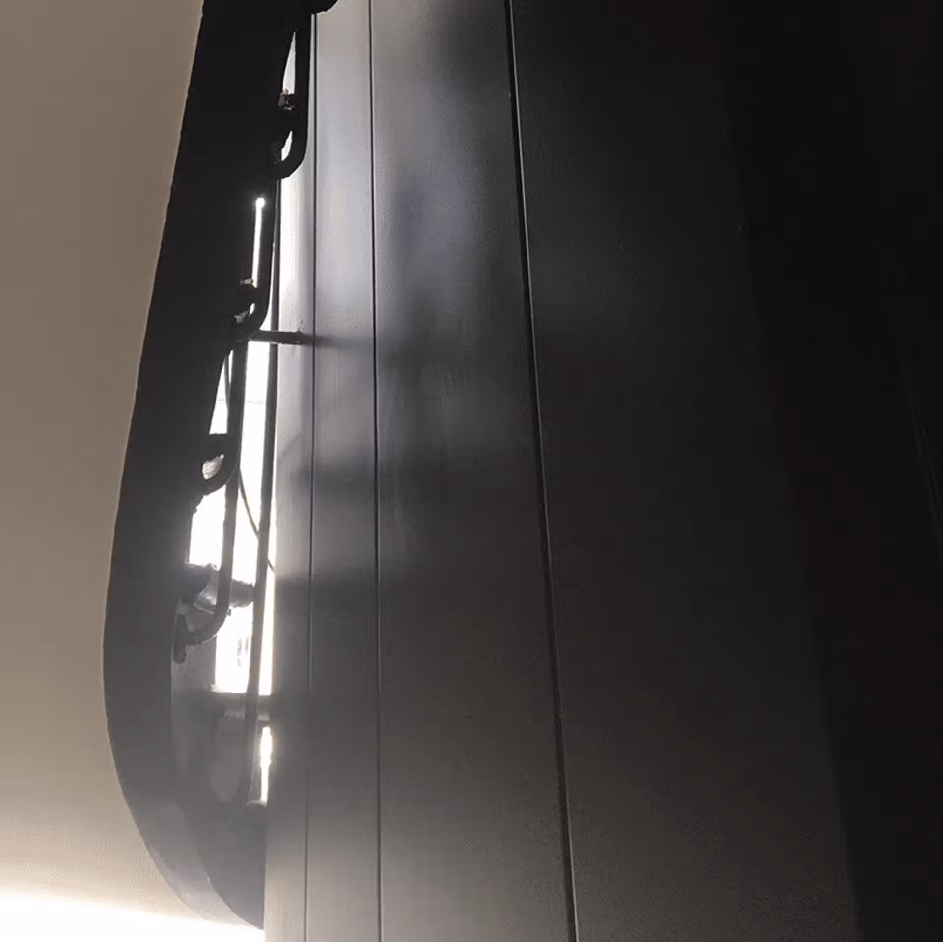 Détail entre l'ascenseur et l'escalier